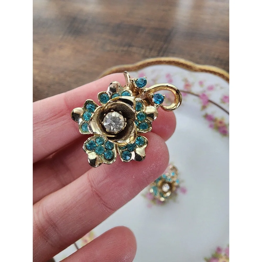 Vintage Coro Gold Tone Turquoise Blue Rhinestone Floral Clip On Earrings